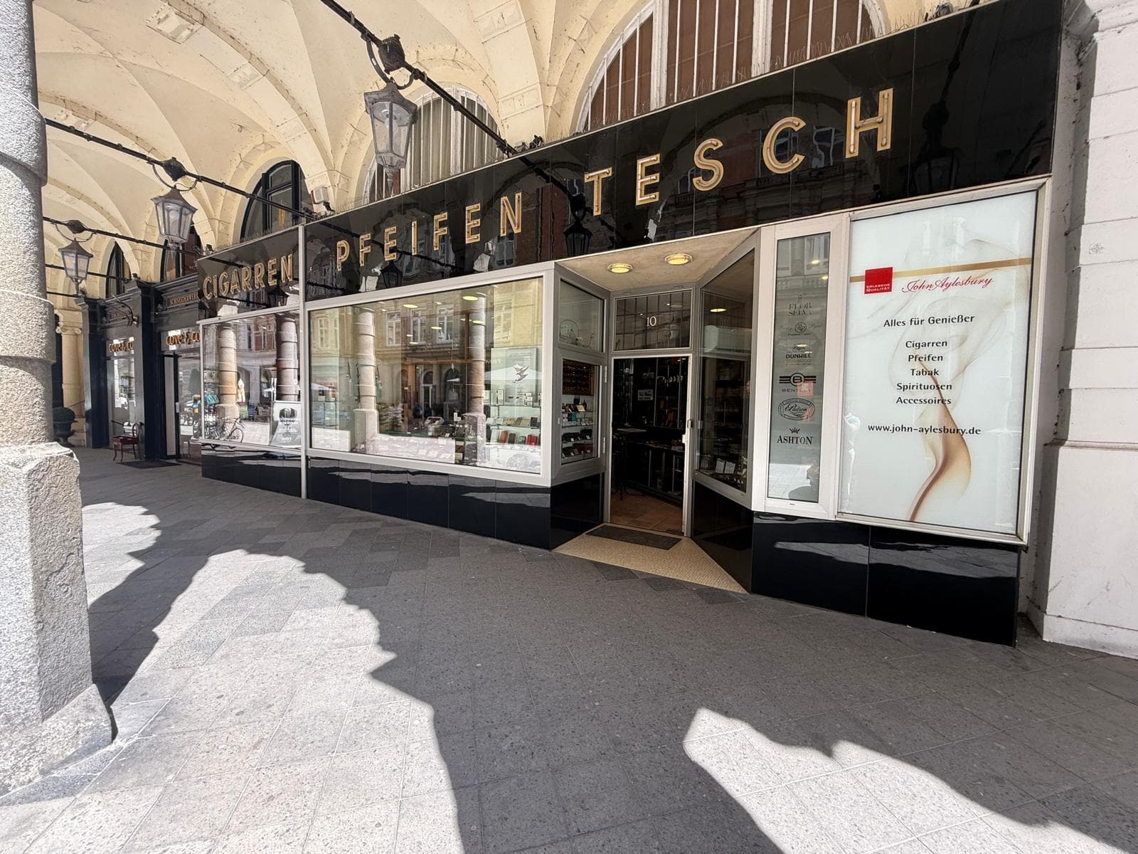 Fassade von Pfeifen Tesch in den Colonnaden